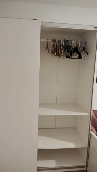 Armario blanco de madera