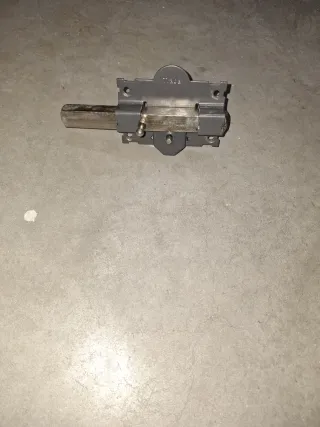 Cerradura traba metálica