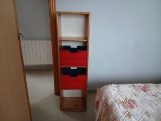 Armario cajonero de madera y plástico