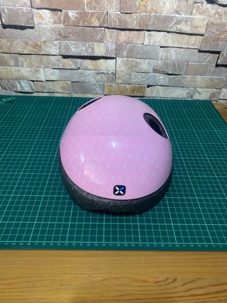 Casco infantil bici rosa lunares.