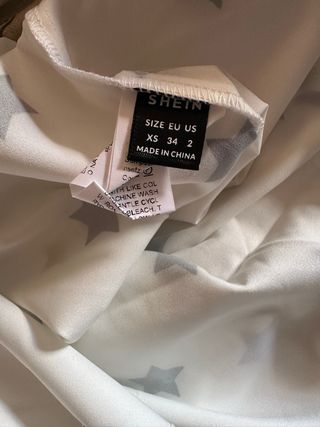 Blusa blanca con estrellas negras