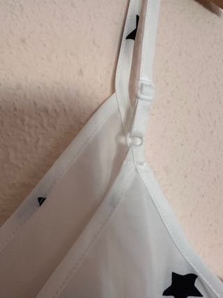 Blusa blanca con estrellas negras