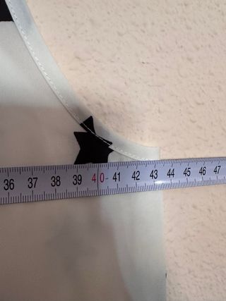 Blusa blanca con estrellas negras