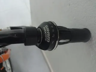 Bicicleta infantil negra y naranja