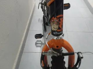 Bicicleta infantil negra y naranja