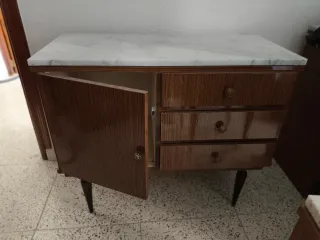 Cómoda de madera con tapa de mármol