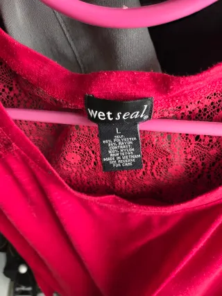 Camiseta roja con encaje