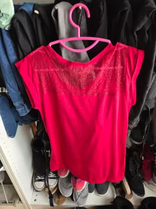Camiseta roja con encaje