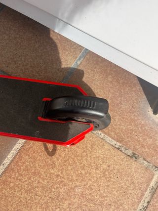 Patinete infantil rojo y negro, marca Oxelo.