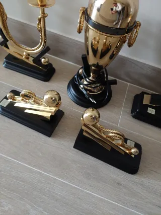 Juego Candelabros, Reloj, Lámpara y Sujetalibros