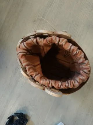 Bolso de mano ecológico con detalles de madera
