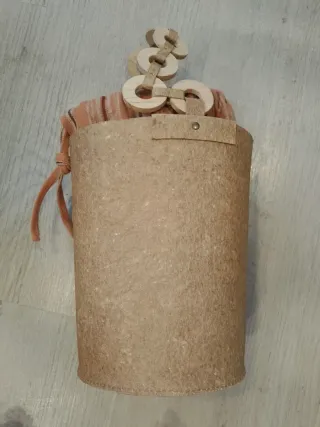 Bolso de mano ecológico con detalles de madera