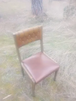 Silla rústica de cuero y metal