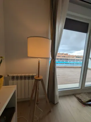 Lámpara de pie de madera y tela