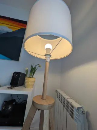 Lámpara de pie de madera y tela
