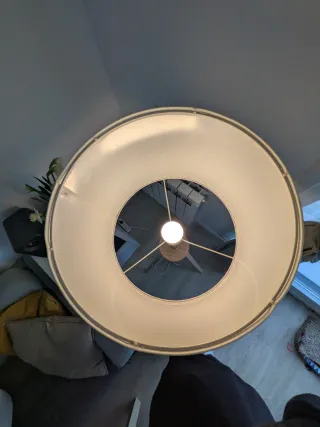 Lámpara de pie de madera y tela