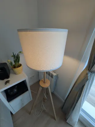 Lámpara de pie de madera y tela