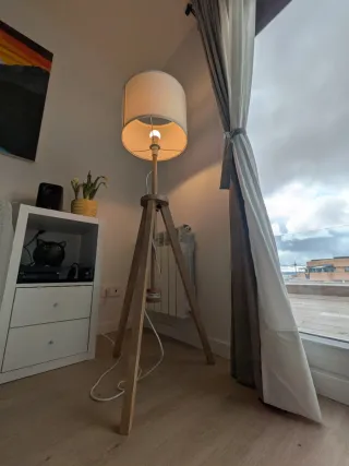 Lámpara de pie de madera y tela