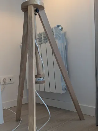 Lámpara de pie de madera y tela