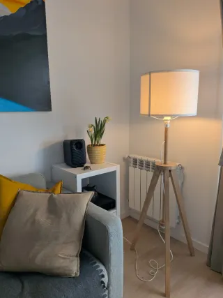 Lámpara de pie de madera y tela