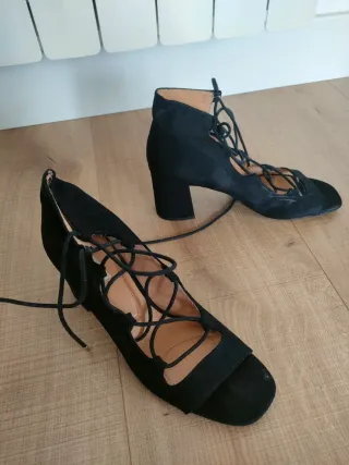 Sandalias negras  de ante, tacon  ancho, muy cómod