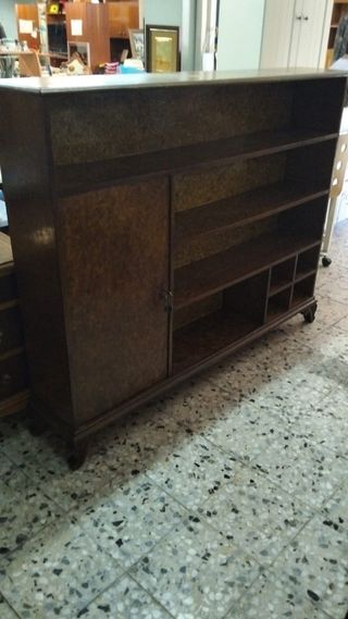 Mueble aparador de madera y cristal