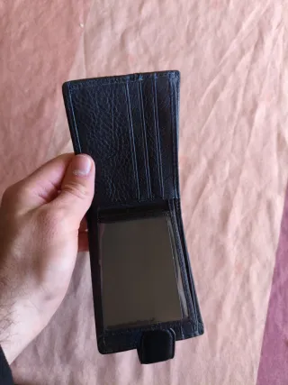 Cartera de piel negra y marrón