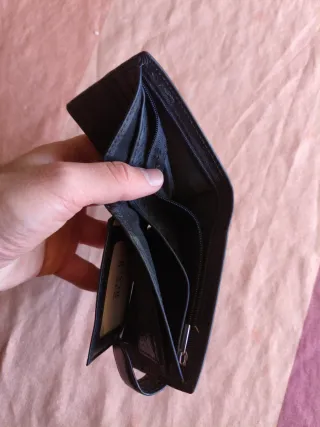 Cartera de piel negra y marrón