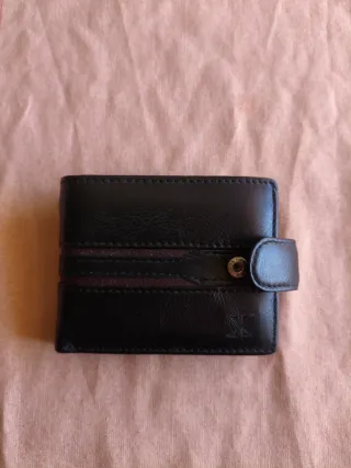 Cartera de piel negra y marrón