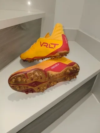 Botas de fútbol 7 naranja y rojas