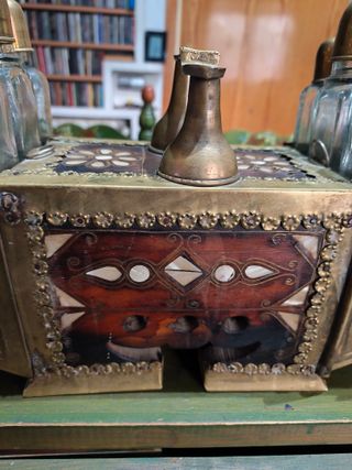 Zapatero Decoración con incrustaciones de nacar.