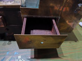 Zapatero Decoración con incrustaciones de nacar.