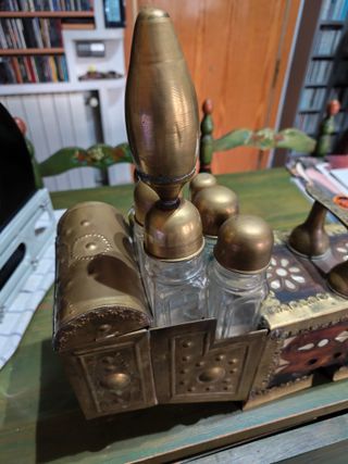 Zapatero Decoración con incrustaciones de nacar.