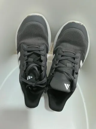 Zapatillas Adidas Grises y Blancas