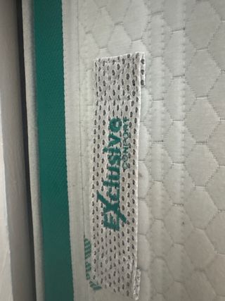 Juego de cama con mesitas y colchón