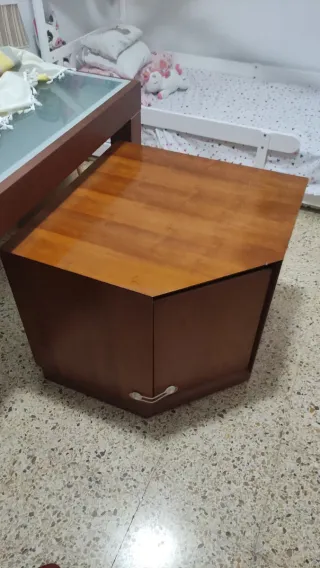 Rinconera de madera marrón