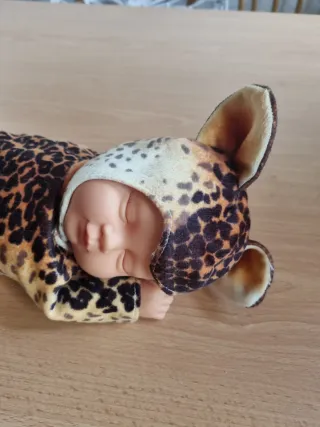 Muñeco bebé leopardo dormido. Anne Geddes