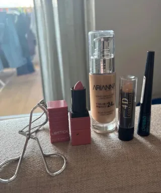 Set 2 vestiti, minigonna, maglia, trucchi