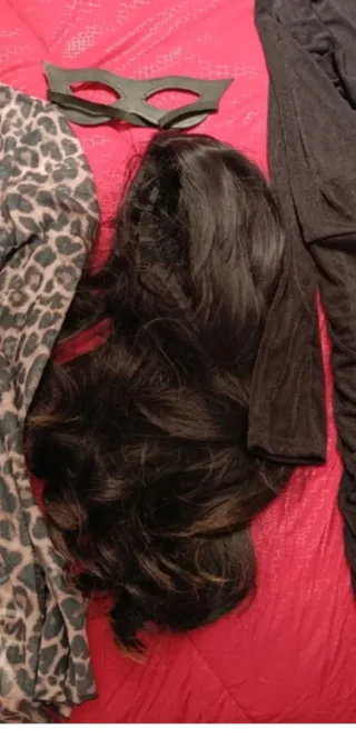 Set 2 vestiti, minigonna, maglia, trucchi