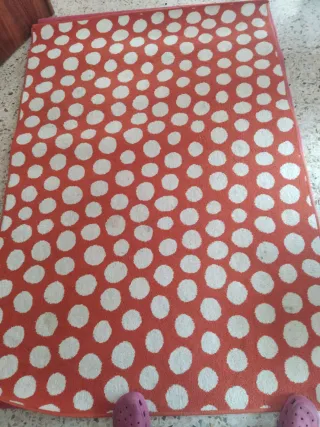 Alfombra naranja y puntos blancos y alfombra rosa