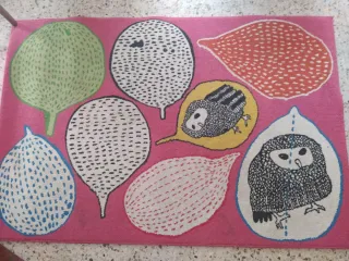 Alfombra naranja y puntos blancos y alfombra rosa