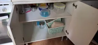 Muebles bajeros cocina blanco y plateado