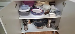 Muebles bajeros cocina blanco y plateado