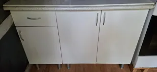 Muebles bajeros cocina blanco y plateado