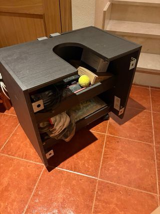 Mueble de baño oscuro con puertas