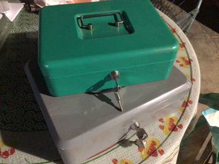 Cajas de caudales verde y plateada