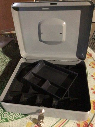 Cajas de caudales verde y plateada