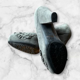 Zapatos Unisa grises con volantes