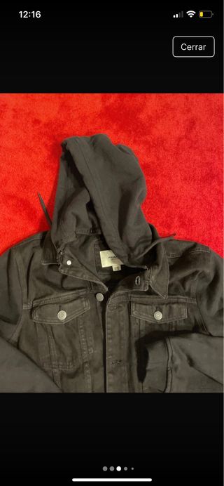 Cazadora vaquera negra con capucha