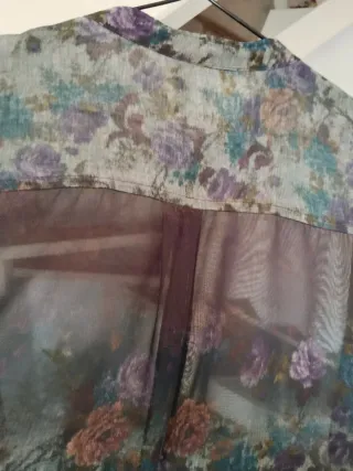 Blusa Mango floral manga larga